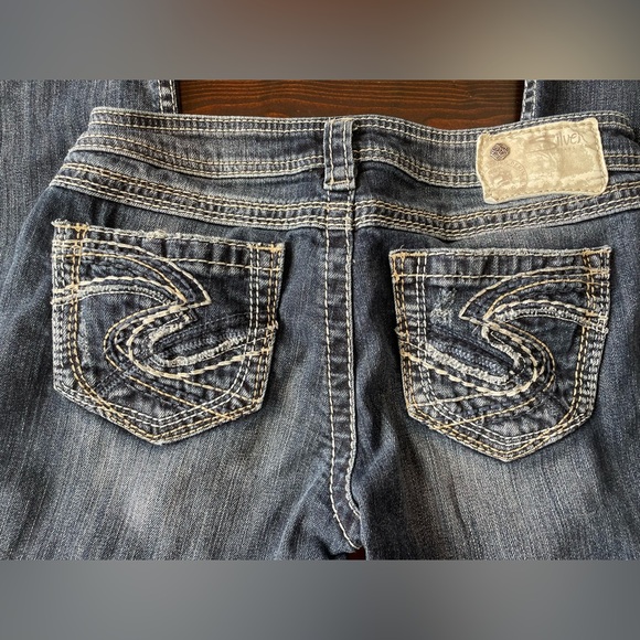 SILVER JEANS TWISTED CAPRI DISTRESSED WOMEN'S SIZE 26 See Pics For Measurements - Picture 4 of 14